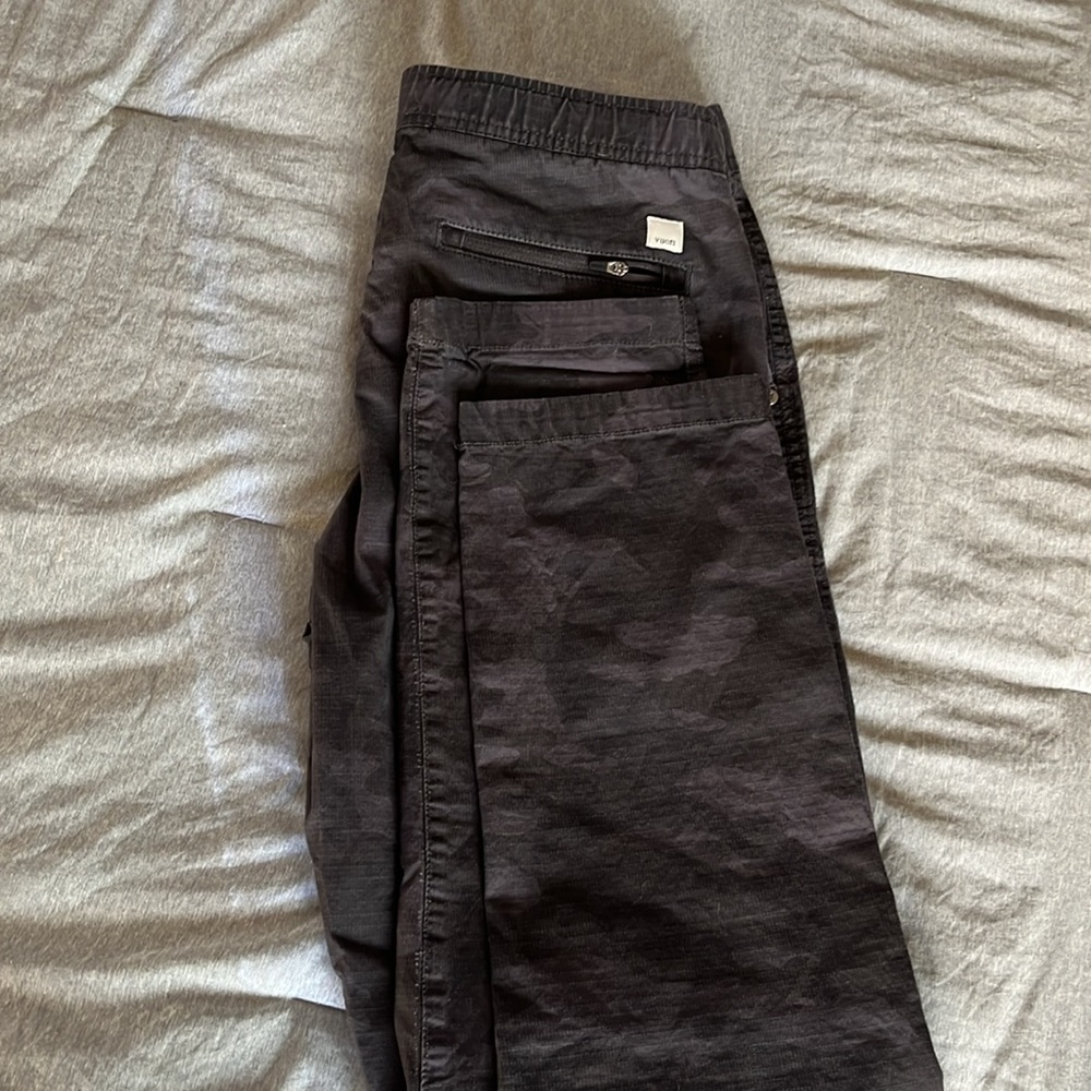 Vuori black camo jogger size medium